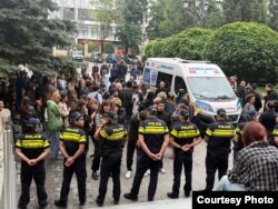 პოლიცია სასამართლოს ეზოში