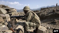 د جنوبي وزیرستان په سرا روغه کې یو پاکستانی پوځي په مورچل کې ناست دی (تصویر له ارشيفه) 
