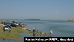 Архив сүрөт.  Жалал-Абад облусундагы Кайырма суу сактагычындагы балыкчылардын арасындагы сынак. 27-июнь, 2015-жыл. 