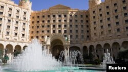 სასტუმრო Ritz-Carlton-ი რიადში, სადაც აშშ-რუსეთის მოლაპარაკებები გაიმართა 24 მარტს. ამერიკის წარმომადგენლები საუდის დედაქალაქში უკრაინის წარმომადგენლებს 23 და 25 მარტს შეხვდნენ. 