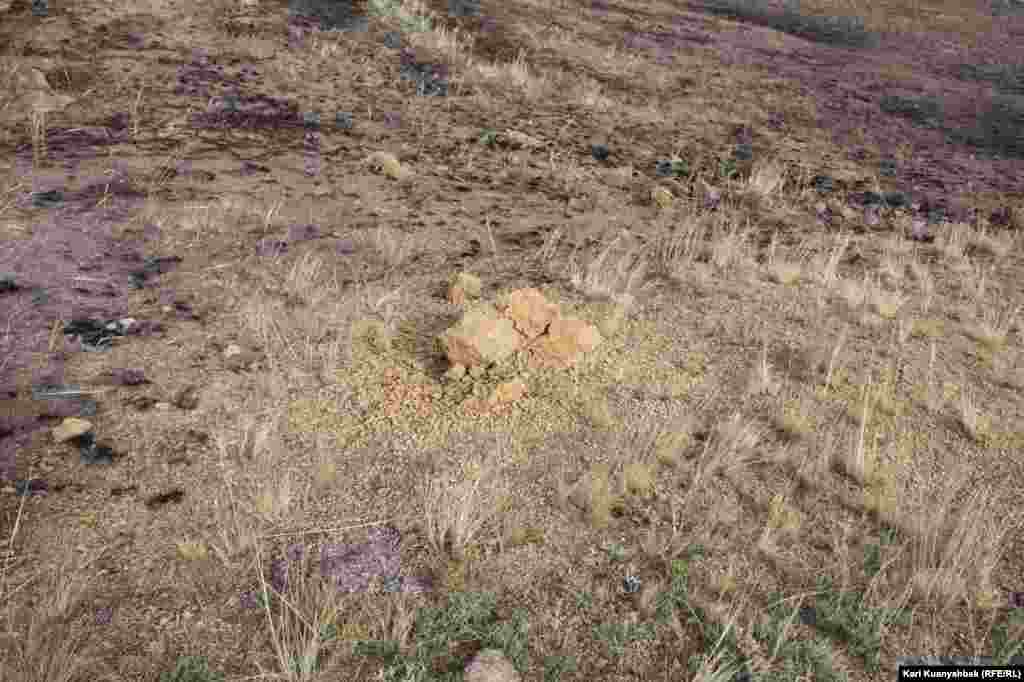 "Атылған көл" жиегіндегі төбешікке шығып бара жатқанда уатылып жатқан тастар назар аудартады.&nbsp;