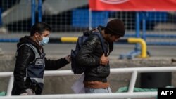 Türk polisiýasy we migrant.