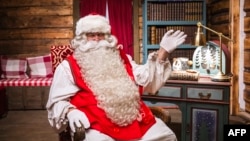 ინგლისური საახალწლო სიმღერები აკრძალულია მაღაზიებსა და სავაჭრო ცენტრებშიც. უფრო ადრე, 2023 წელს, ლუკაშენკას რეჟიმმა ბელარუსში ვალენტინობაც აკრძალა.