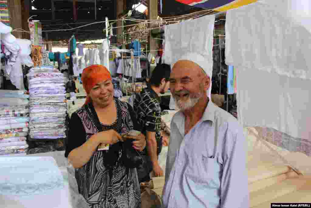 Аксакал покупает на свадьбу сыну "чорсу" и "дюра" (отрезы тканей, которые используют во время танцев и для заворачивания гостинцев). 