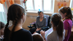 Cum o femeie romă în scaun rulant a deschis în casa ei un centru de zi pentru copiii din sat