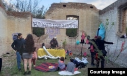 Подготовка праздника - Пасхи в руинах