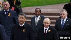 Robert Fico (primul din dreapta) a fost singurul lider dintr-o țară UE prezent la manifestările de la Moscova de Ziua Victoriei pe 9 mai 2025.