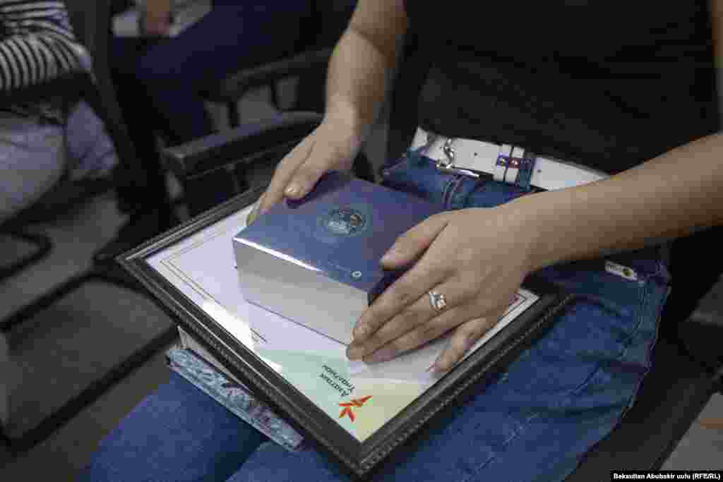 Үчүнчү орунду алгандарга акылдуу сааттар менен кошо "Азаттык" радиосу чыгарган китептер да тапшырылды.&nbsp;