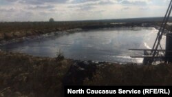 Яма с маслянистой жижей на окраине плодового сада. Фото: "Экологическая вахта по Северному Кавказу".