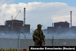 Un soldat păzește centrala nucleară de la Zaporojie.
