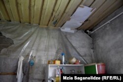 მიწისძვრისგან დაბზარულ სახლებში, ქარისგან დასაცავად ბევრი კედლებზე ცელოფანს აკრავს.