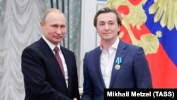 Президент России Владимир Путин и российский актер Сергей Безруков