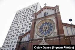 Catedrala Sf Iosif si Bucuresti si cladirea de birouri adiacenta, Cathedral Plaza.