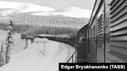 Грузовой поезд на временном обходном железнодорожном пути у строящегося Байкальского тоннеля на Байкало-Амурской магистрали