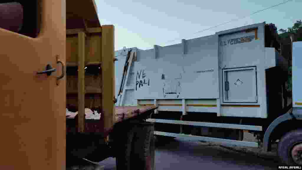 Kamionë që kanë bllokuar rrugët në Rudarë të Zveçanit.