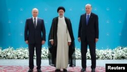 მარცხნიდან: ვლადიმირ პუტინი, ებრაჰიმ რაისი და რეჯეპ ტაიპ ერდოანი. თეირანი, 19 ივლისი.