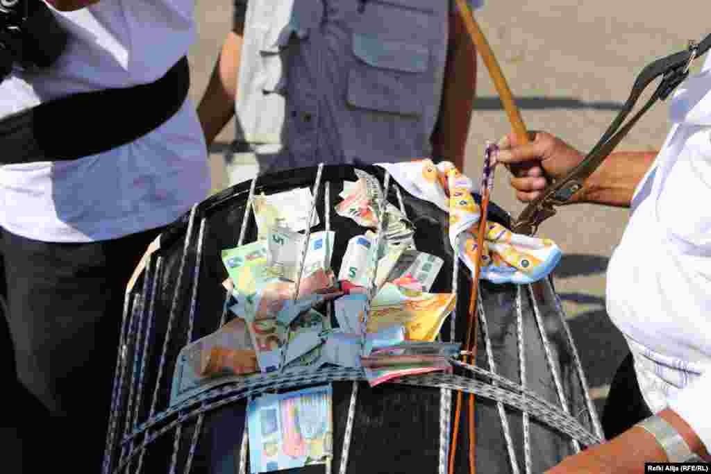 Karakteristikë e festimeve janë edhe muzikantët.