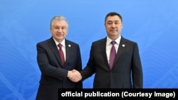 Шавкат Мирзиеев (солдо) жана Садыр Жапаров (оңдо) Чолпон-Ата саммитинде. Август, 2022-жыл.