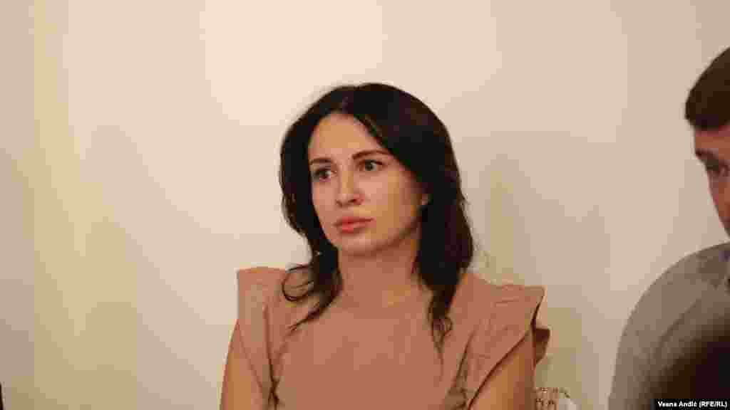 Aleksandra ima 27 godina, a sa četvorogodišnjim detetom otišla je iz svog grada odmah po početku rata, 24. februara. "Rat je nažalost pokazao da rođake nemamo, jer su bliski ljudi posali tuđi, a neki tuđi s druge strane veoma bliski", reči su Aleksandre koja se doselila u Srbiju. Naime, 2014. je u Lugansku upoznala Srbina koji je tamo studirao, a sa kojim osam godina nije bila u kontaktu. "Kad je počeo rat on mi se javio i rekao da nas očekuje u Srbiji i da uvek možemo da računamo na njega", rekla je Aleksandra.&nbsp;