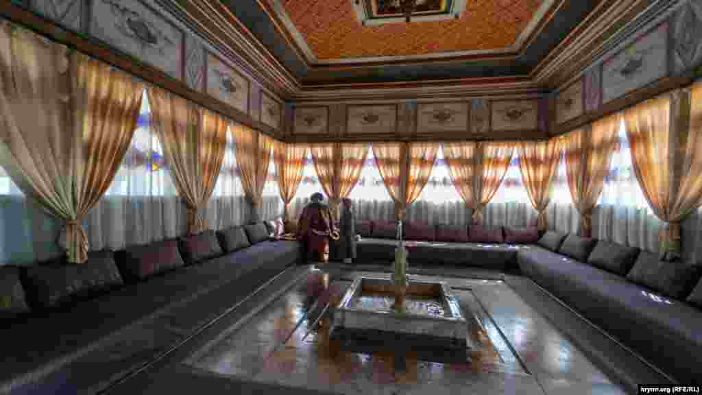 Сарайдагы җәйге бүлмә. Тарихчылар әйтүенчә, башта монда XVII гасыр ахырында, XVIII гасыр башында төзелгән башка бер җәйге бүлмә булган. Ул өч яктан ачык булган. 1736 елгы янгыннан соң аны ике катлы итеп төзегәннәр, уртага фонтан урнаштырганнар