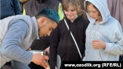 Сардор Хакимов с начала войны в Украине за свой счет раздавал плов народу. 
