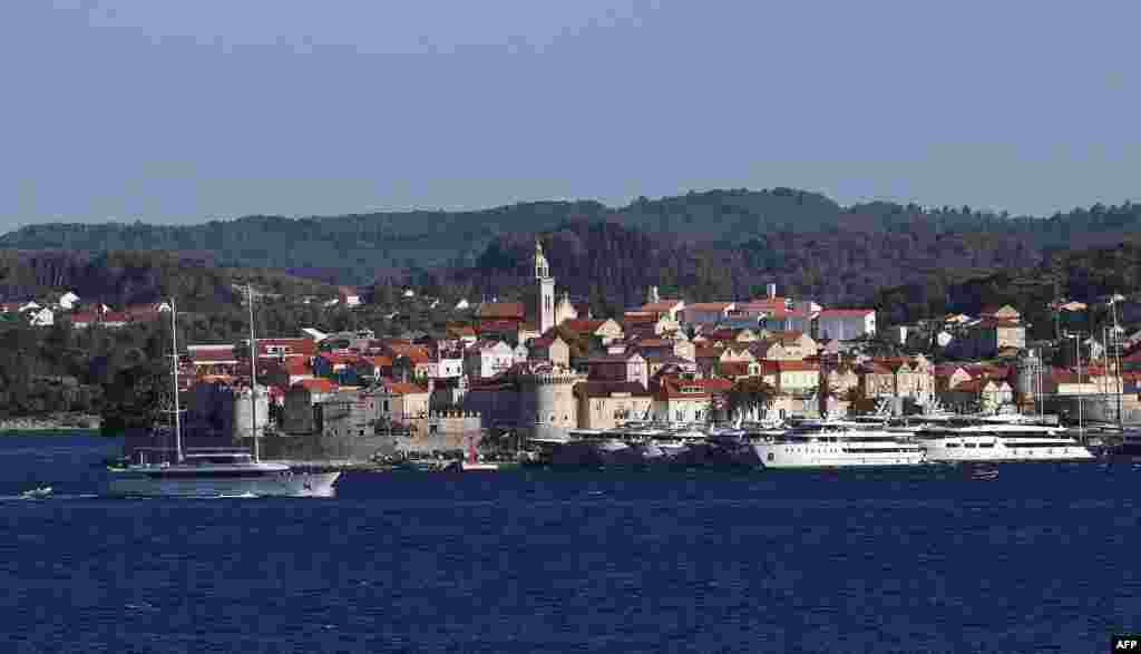 Ekonomski učinci izgradnje Pelješkog mosta su u boljoj povezanosti južne Dalmacije sa maticom zemljom, bržem protoku ljudi i roba, oživljavanju života na poluotoku Pelješac i dodatnom oživljavanju Korčule (na fotografiji Korčula).