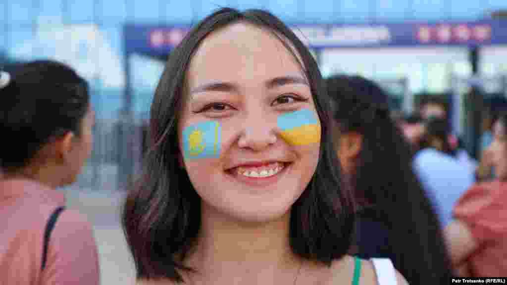 "Voice of Peace" (Бейбітшілік үні) атты Украинаны қолдауға арналған қайырымдылық концерті "Алматы аренада" өтті. Концертке көп адам жиналды, көрерменнің көбі Украина символдары бар футболкалар киіп келді. Кейбір адам беттеріне Қазақстан мен Украина туының суретін салып алған.