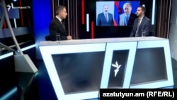 Корреспондент Армянской службы РСЕ/РС Карлен Асланян в студии Азатутюн ТВ берет интервью у специального представителя Армении на переговорах с Турцией, вице-спикера парламента Армении Рубена Рубиняна (справа). 12 июля 2022 г.