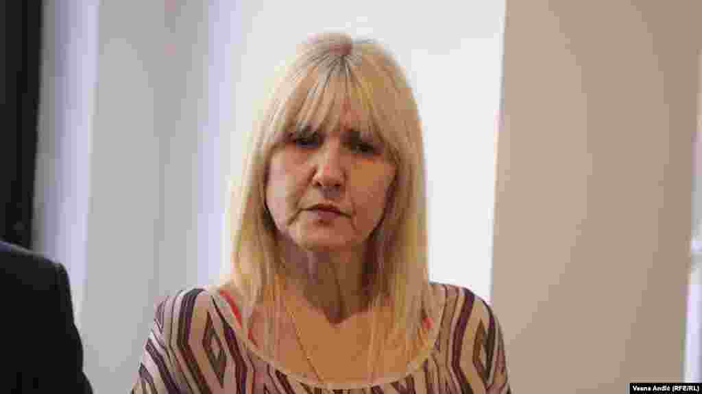 Predstavnica republičkog Komesarijata za izbeglice Jelena Šurlan rekla je da je Srbija pokrenula Instituciju privremene zaštite kojoj mogu da pristupe izbeglice ukoliko to žele, a što im omogućava da imaju pristup zdravstvenoj zaštiti, tržištu rada i sistemu obrazovanja. "Oko 2.800 lica (iz Ukrajine) ima privremeni boravak na privatnim adresama. Pripremili smo još tri centra za prihvat ukrajinskih državljana, ako žele da promene mesto boravka", istakla je Šurlan.&nbsp;