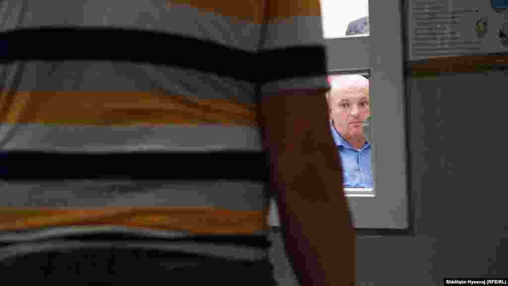 Kosovska policija priprema dokument za ulazak/izlazak za državljanina Srbije.