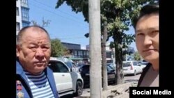 Адил Турдукулов (оңдо) кабылган окуянын видеосунан алынган сүрөт. 