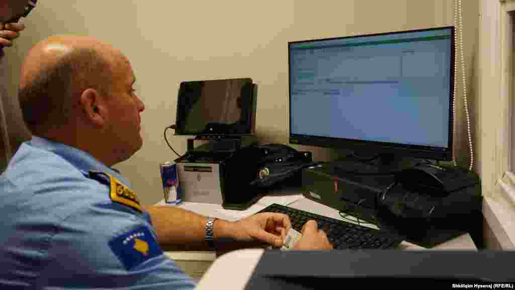 Službenik kosovske policije priprema dokument za ulazak/izlazak za državljanina Srbije.