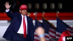 Donald Trump a anunțat că dorește să fie candidatul Partidului Republican la alegerile din 2024 într-un context nefavorabil după pierderile suferite de candidații pe care i-a susținut la votul din alegerile generale de săptămâna trecută. 