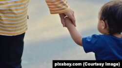 Datele de la Institutul Național de Statistică arată că, în 2021, 687 de fete cu vârsta sub 15 ani au devenit mame. Fotografie generică pentru ilustrarea materialului.