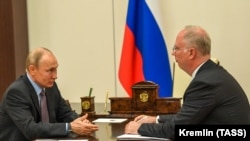 Президент России Владимир Путин (слева) и генеральный директор Российского фонда прямых инвестиций Кирилл Дмитриев в подмосковной резиденции Ново-Огарево. Архивное фото