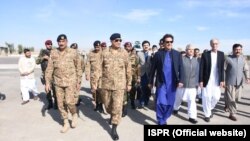 عمران خان په خپله واکمنۍ کې له پوځ سره د اختلافاتو دعوې ردولې او ویل یې چې له باجوه سره یې تعلقات خورا ښه دي - پخوانی انځور.