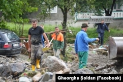 Sute de gospodării din Suceava și Neamț au fost puternic avariate de inundații.