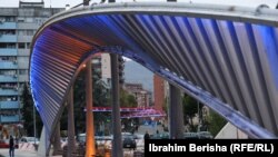 Në pjesën veriore të urës mbi Lumin Ibër që ndan Mitrovicën, shihen flamujt e Serbisë. 