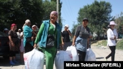 Сүрөттө: кыргыз-казак чек арасынан өтүп келаткан мигранттар.