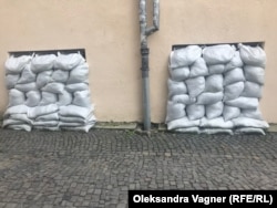 Thasë të mbushur me rërë në dritaret e një ndërtese qeveritare në Uzhhorod.