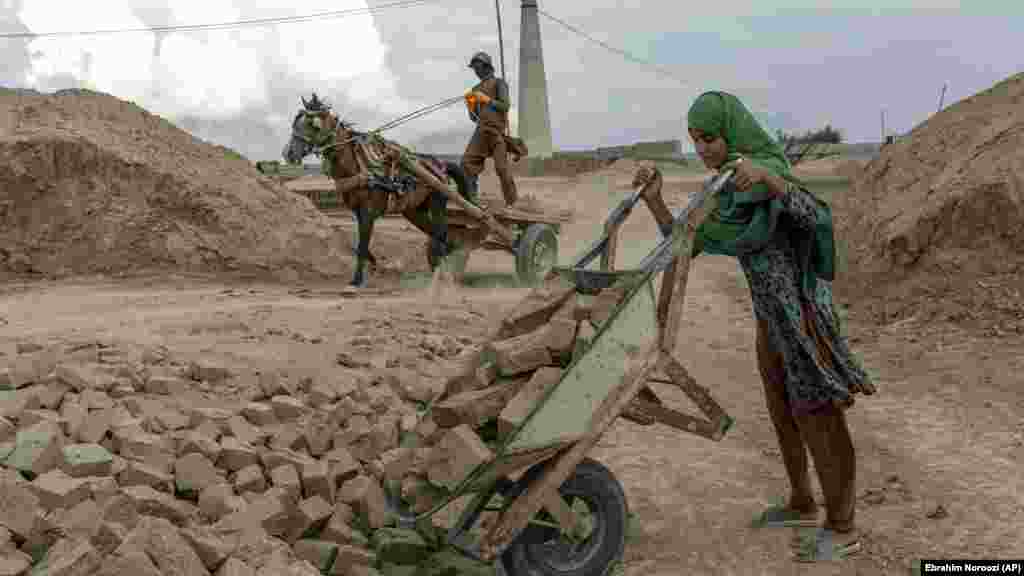 Ауғанстандық 12 жастағы қыз кірпіш төгіп жатыр. Бүкіләлемдік азық-түлік бағдарламасы 27 қазанда жұмыссыздық пен кедейшілік салдарынан ауған халқының "өмірі ауырлап кеткенін" айтады. Ұйым Ауғанстанда кедейшілік 97 пайызға өскенін мәлімдеді. &nbsp;