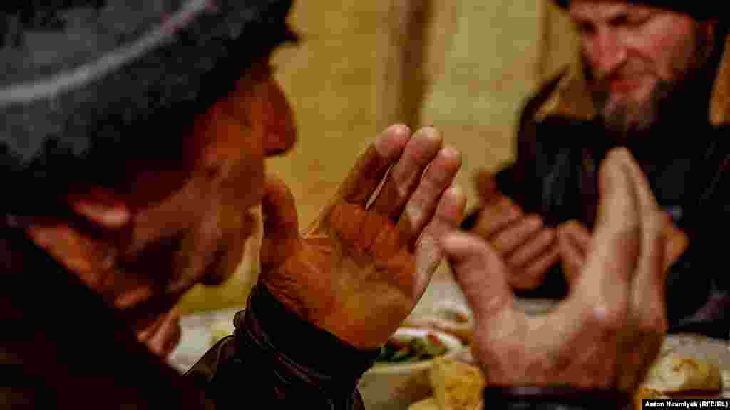 Перших чотирьох фігурантів ялтинської &laquo;справи Хізб ут-Тахрір&raquo; затримали 11 лютого 2016 року. Найбільш відомий із них &ndash;&nbsp;член Контактної групи з прав людини Емір-Усеін Куку. Крім нього затримали Мусліма Алієва з Верхньої Кутузівки, жителя Краснокам'янки Енвера Бекірова та ялтинця Вадима Сірука. Правозахисники вважають їхнє переслідування політично мотивованим