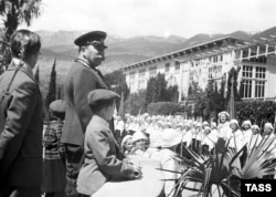 Маршал Советского Союза Семен Буденный посещает лагерь «Артек» в 1946 году