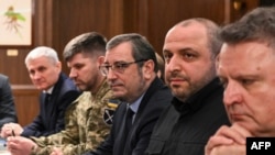 საილუსტრაციო ფოტო: უკრაინის დელეგაცია სამშვიდობო მოლაპარაკებებზე. მარჯვნიდან მეორე - რუსტემ უმეროვი. ფლორიდა, 30 ნოემბერი, 2025.