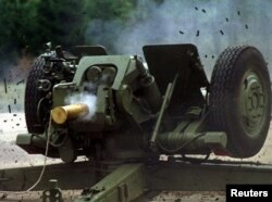 Первые 122-мм гаубицы были произведены для боснийской армии в рамках программы Equip and Train, финансируемой США, в Нови Травнике, Босния, в 1997 году