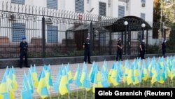 În august 2021, 150 de steaguri ale Ucrainei au fost așezate în fața ambasadei Rusiei la Kiev în amintirea celor 14.000 de oameni uciși în conflictul provocat de separatiști ruși în regiunea estică Dombas a Ucrainei. Incidentele au avut loc după ocuparea Crimeei, în 2014.