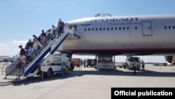 “Манас” эл аралык аэропорту. Орусиядан кайтып келген кыргызстандыктар. 2020-жыл. 12-июль. 