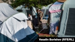 Хора от разрушените къщи са се събрали до палатките, които сега обитават