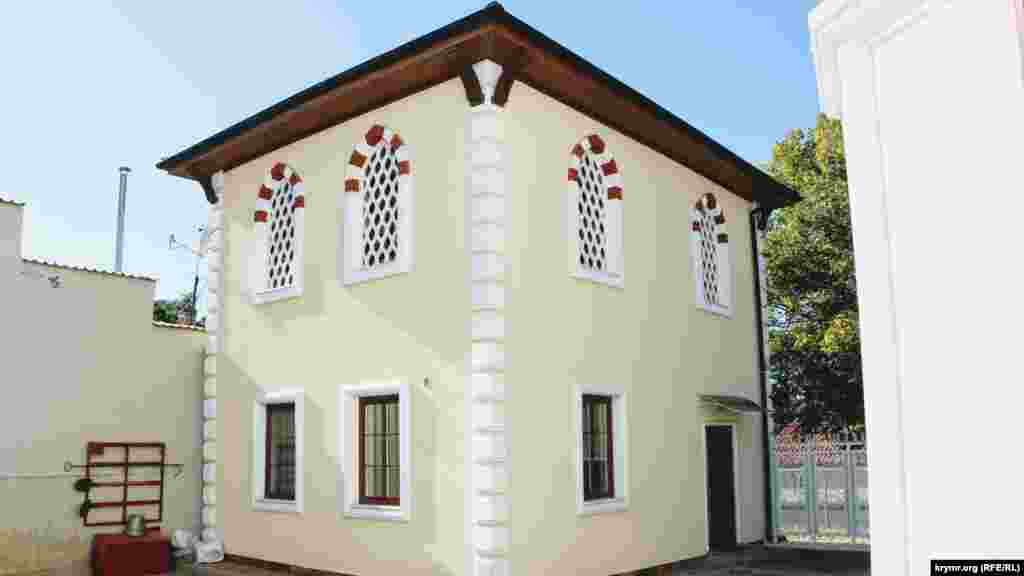 Yañı korpuslar qurulğanda, qurucular bir üslüpke uydı: birinci qatnıñ pencereleri tüz köşeli, ekincisiniñ ise kemer şeklinde &nbsp;