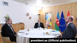 Слева направо: премьер-министр Армении Никол Пашинян,  президент Азербайджана Ильхам Алиев и председатель Европейского совета Шарль Мишель (архив)